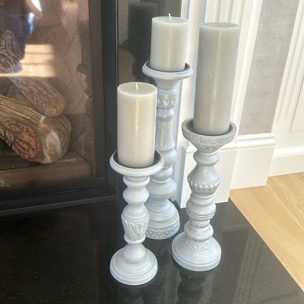 Candle holder with various lengths. Gray/silver color